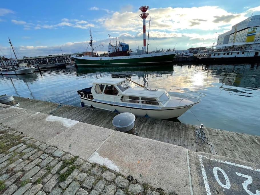 Suesses Motorboot - Bremen Ueberseestadt Dış mekan fotoğraf