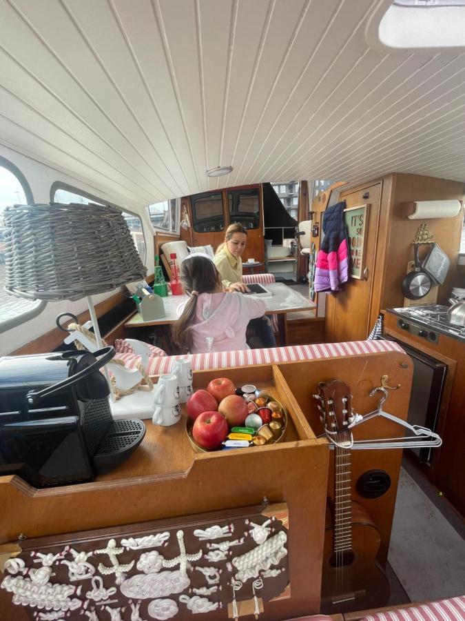 Suesses Motorboot - Bremen Ueberseestadt Dış mekan fotoğraf